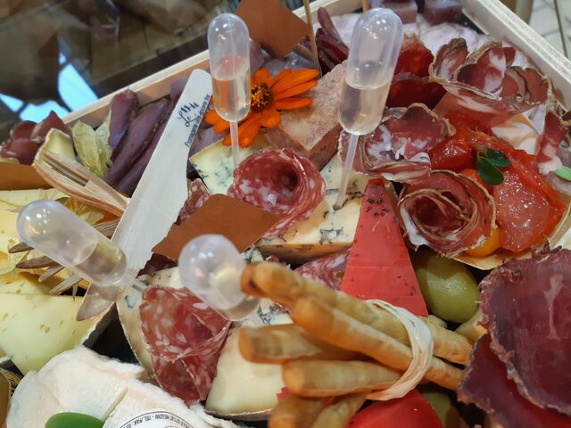 Plateau apéro dînatoire
Formule à partir de 12.50€par personne (fromage et charcuterie +condiments)