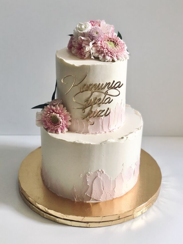 Piętrowy tort komunijny