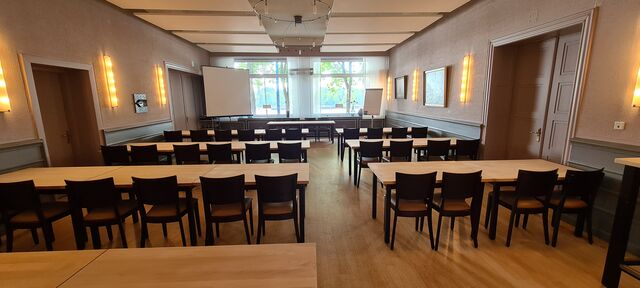 Eigentümerversammlung / Seminar mit Kurzdistanz Beamer und Flipchart 