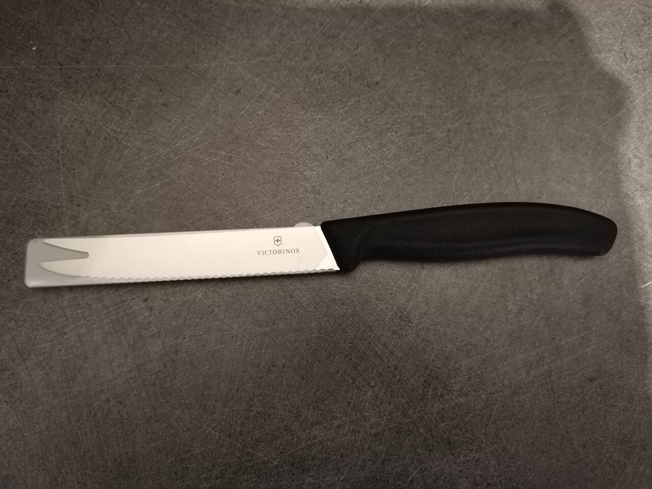 Couteau charcuterie/fromage Victorinox=9.90€ 