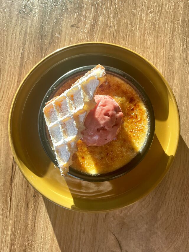 Crème brulée à la rhubarbe, sorbet fraise