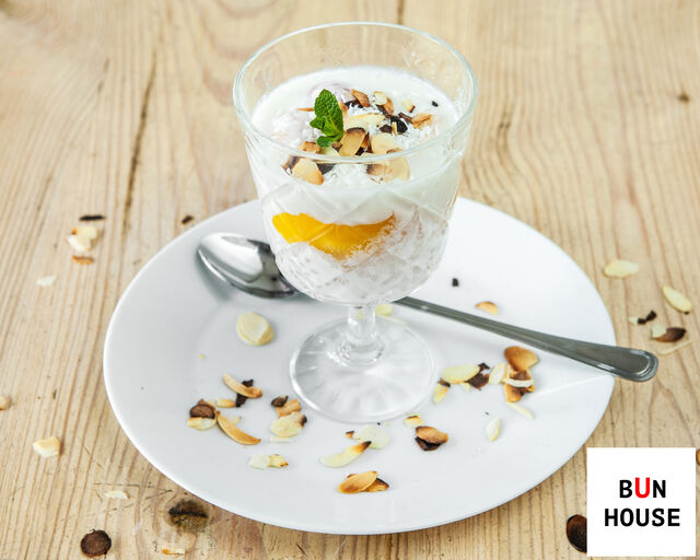 Wegański budyń z mleka kokosowego z tapioką, mango i papają