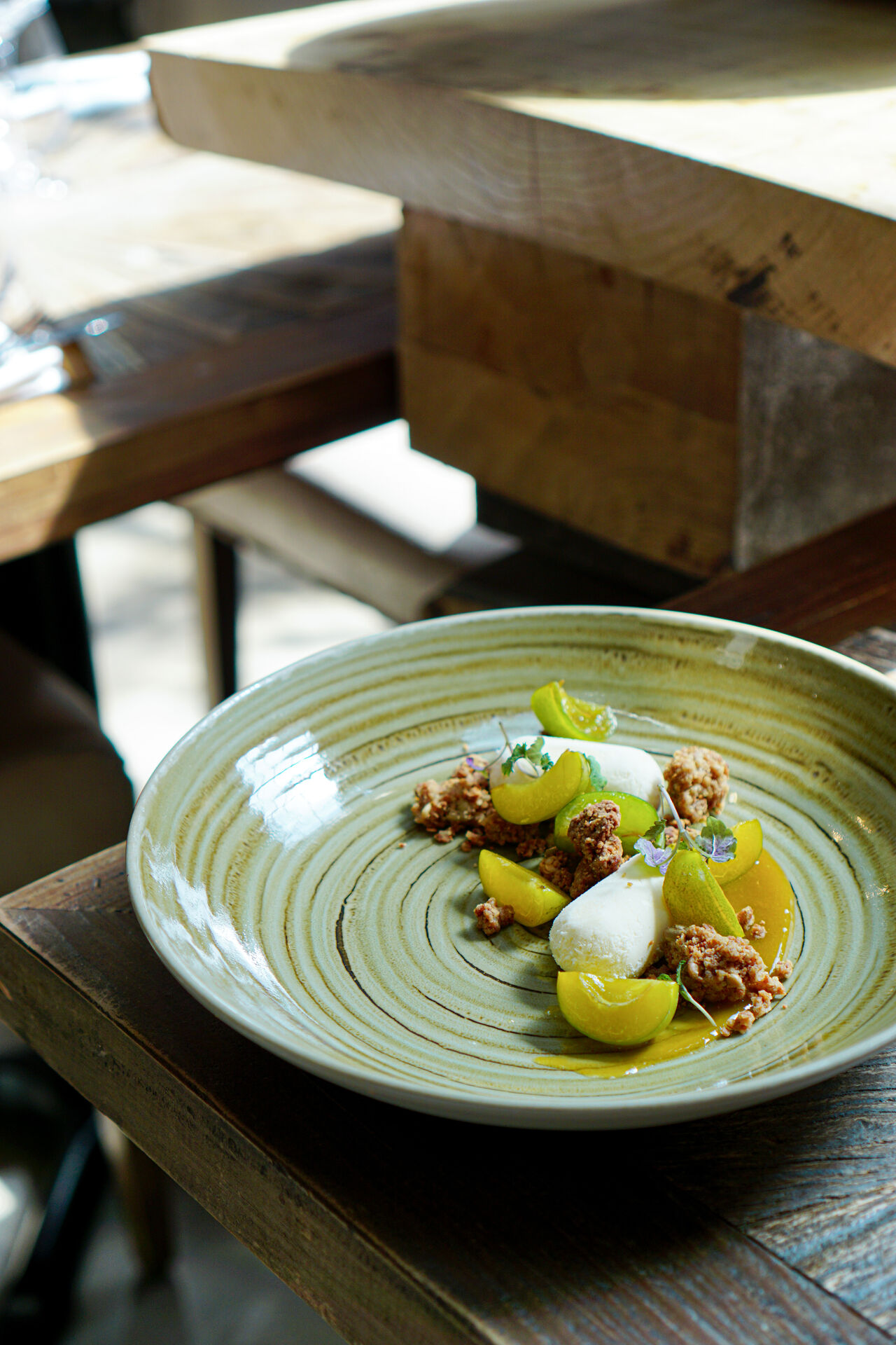 Parfait au yuzu, mirabelles, coulis vanillé, granola chocolat blanc
