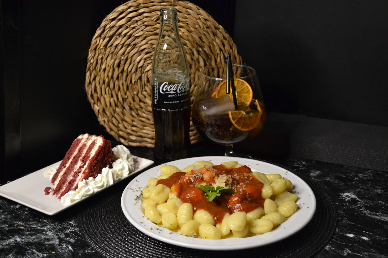 Ñoquis con salsa roja 