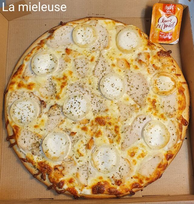 Base crème, mozza, poulet, fromage de chèvre, origan et coupelle de miel