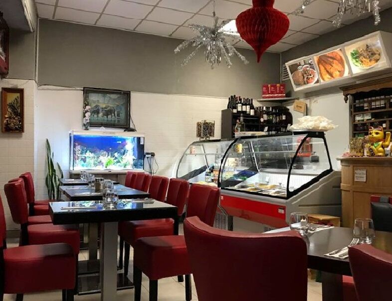 Ambiance familiale, amicale dans la salle du restaurant où des tables de 2 à 8 personnes sont prêtes à vous accueillir;