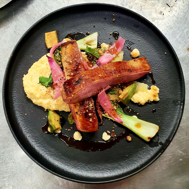 Filet de canette , polenta crémeuse, avocat grillé, crème citron