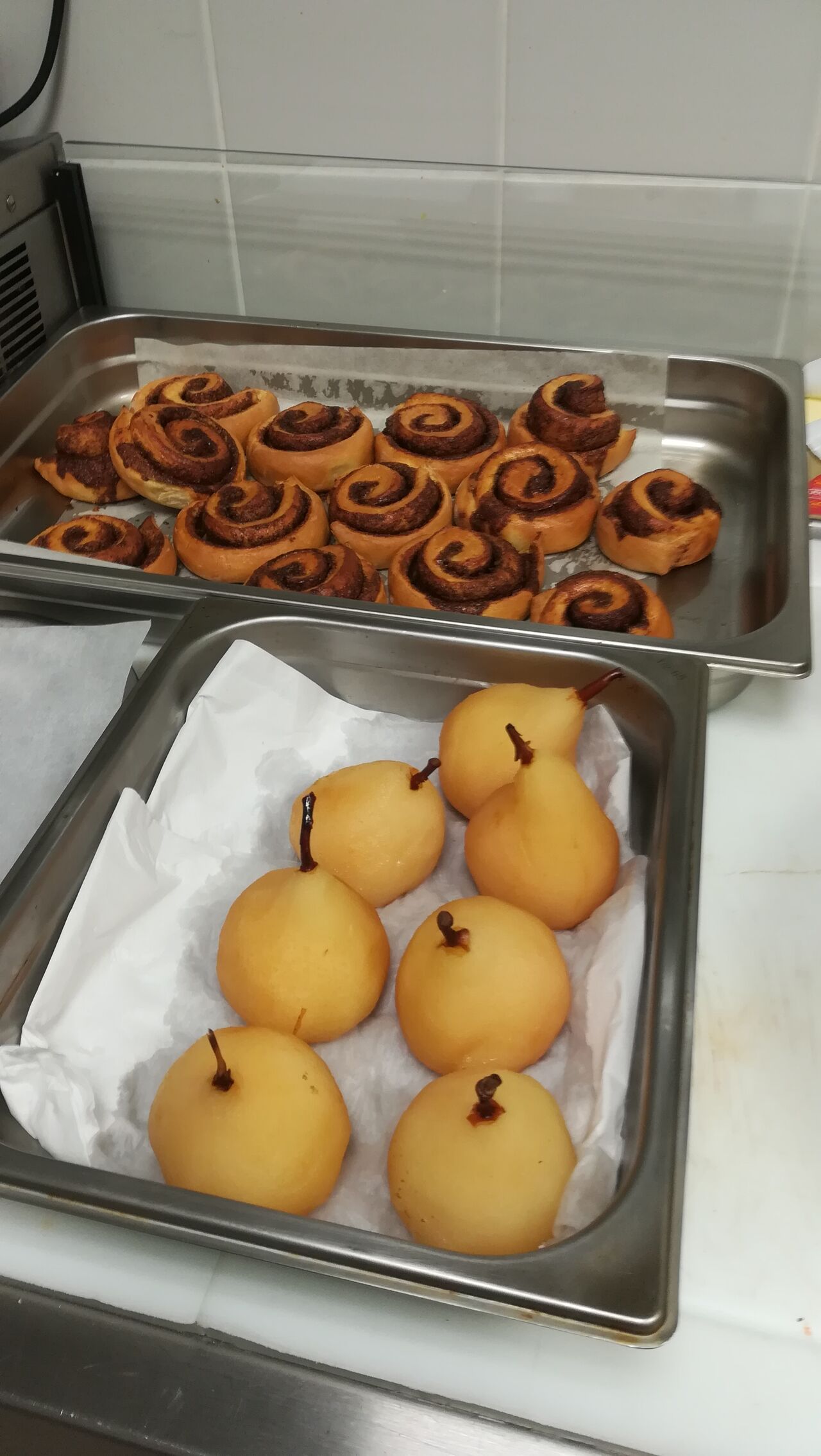 les roulés à la cannelle et les poires pochées