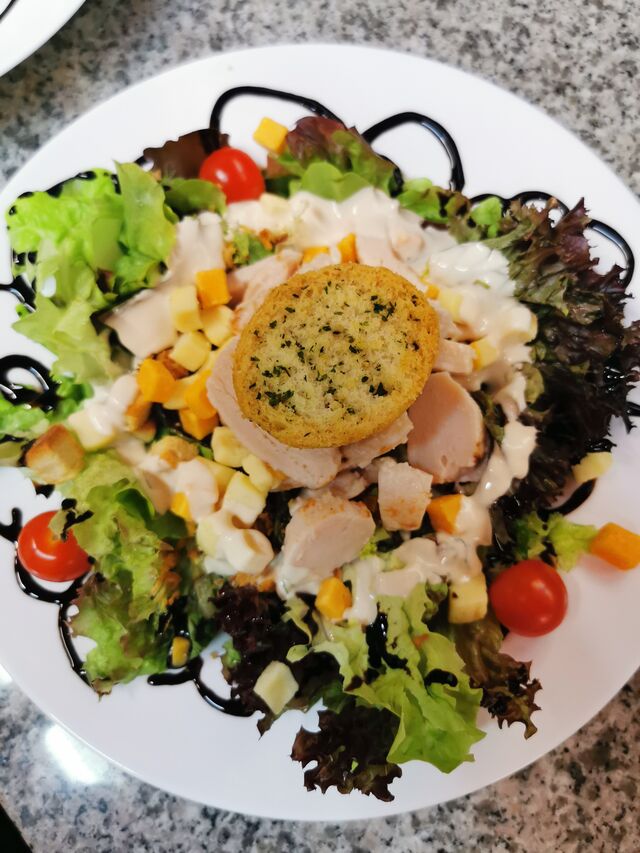 Salade César (salade verte, poulet, fromage, tomate, sauce césar)
