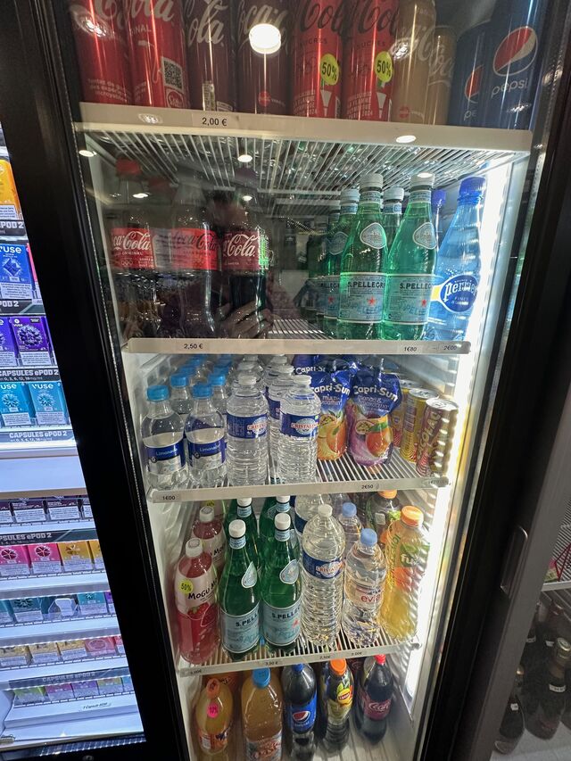 Coca cola, eau, Perrier, etc...Frais.
