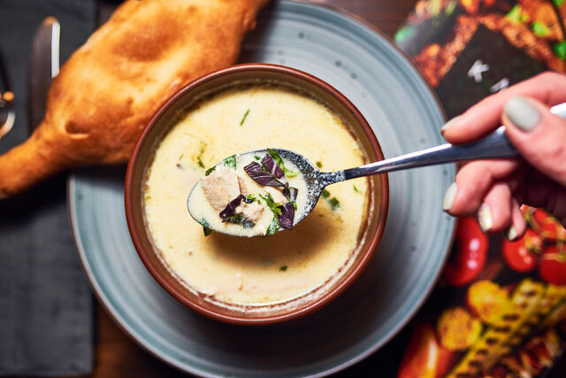 Чихиртма - Наваристий яєчно-білковий бульйон з курочкою та зеленню.