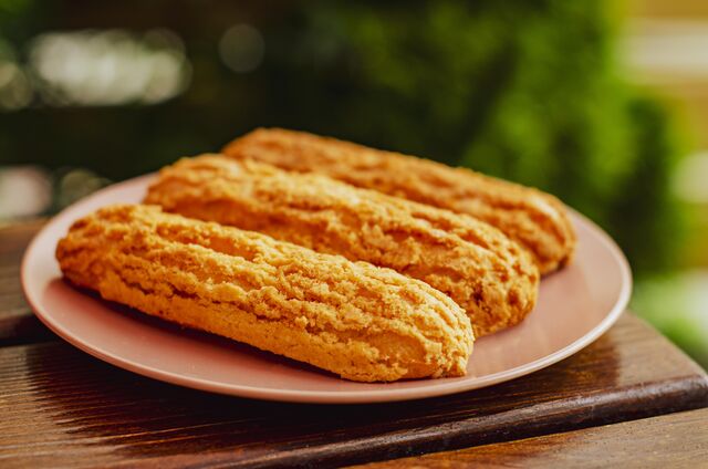 Еклер горіховий з кракеліном - заварне тісто, крем-муслін з арахісом, кракелін.