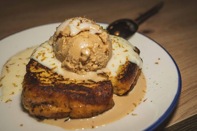 torrija con crema inglesa, haba tonka y helado de almendra de can nero