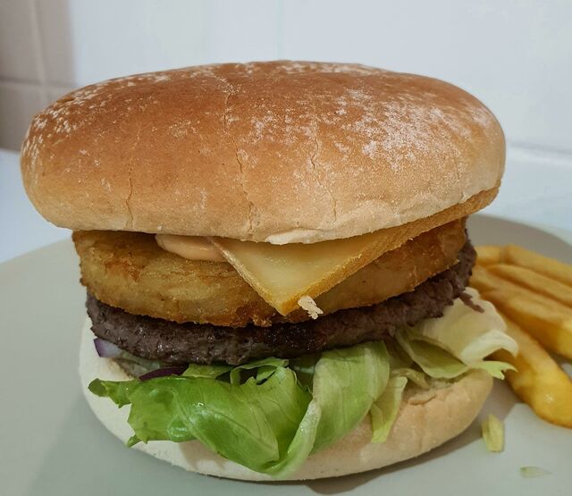 Burger Le Raclette (frites et boisson) : 10€
(Baps, steak 100gr, raclette, rösti, lardons, salade, tomate, oignon)