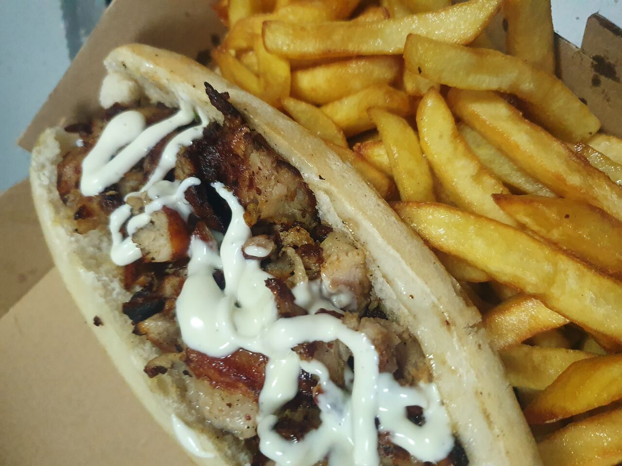 Kebab complet (salade. Tomate. Oignons) 6.50€