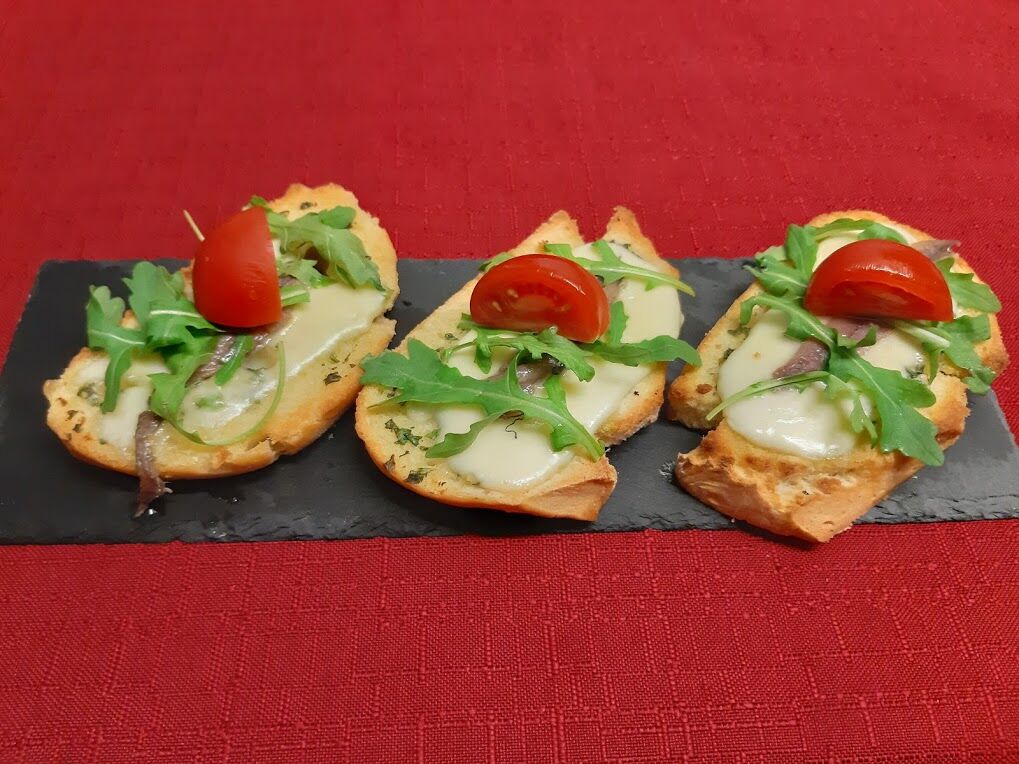 Brochette with anchovies and mozzarella.