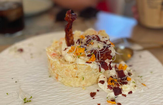 Ensaladilla rusa con mahonesa de huevo frito 