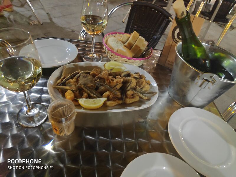 Fritura de pescado para 2 personas con una botella de albariño 20€ sin botella 15€