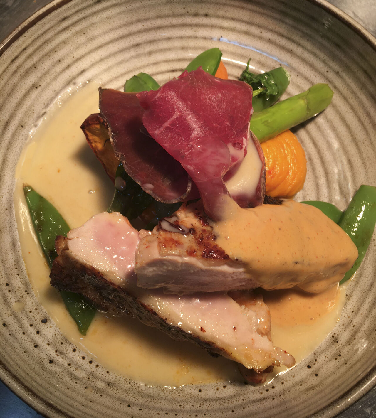 Suprême de pintade / sauce yuzu / légumes croquants...