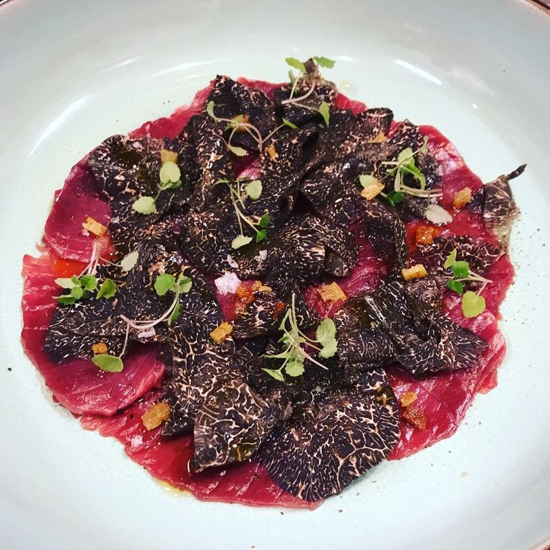 CARPACCIO DE THON ROUGE DE MÉDITERRANÉE / CITRON CONFIT / TRUFFE NOIRE