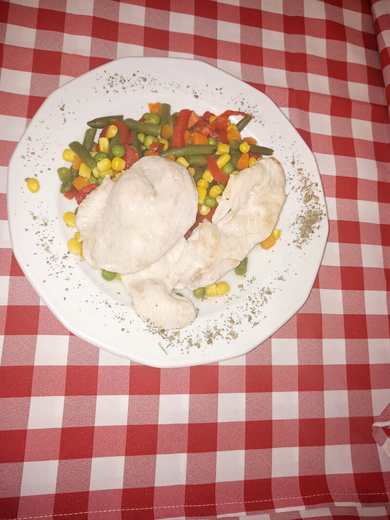 Natúr csirkemell zöld körettel