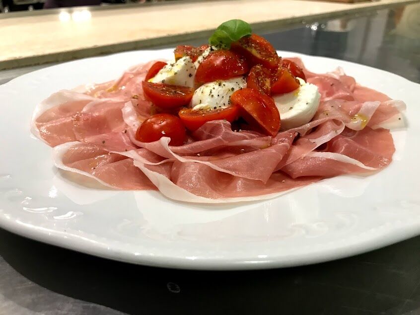 Semplice semplice ...crudo,mozzarella di bufala e pomodorini