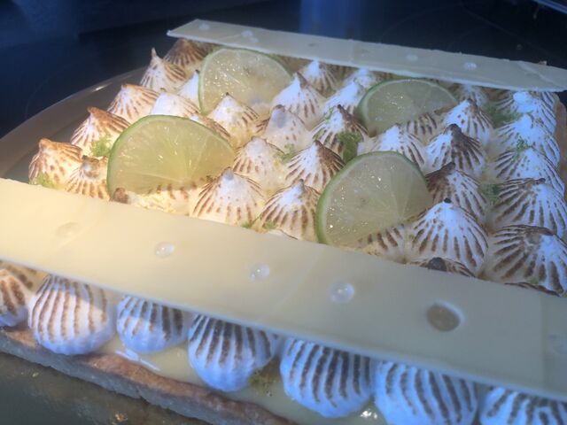Tarte au citron meringuée avec zeste de citrons jaune et vert ! 