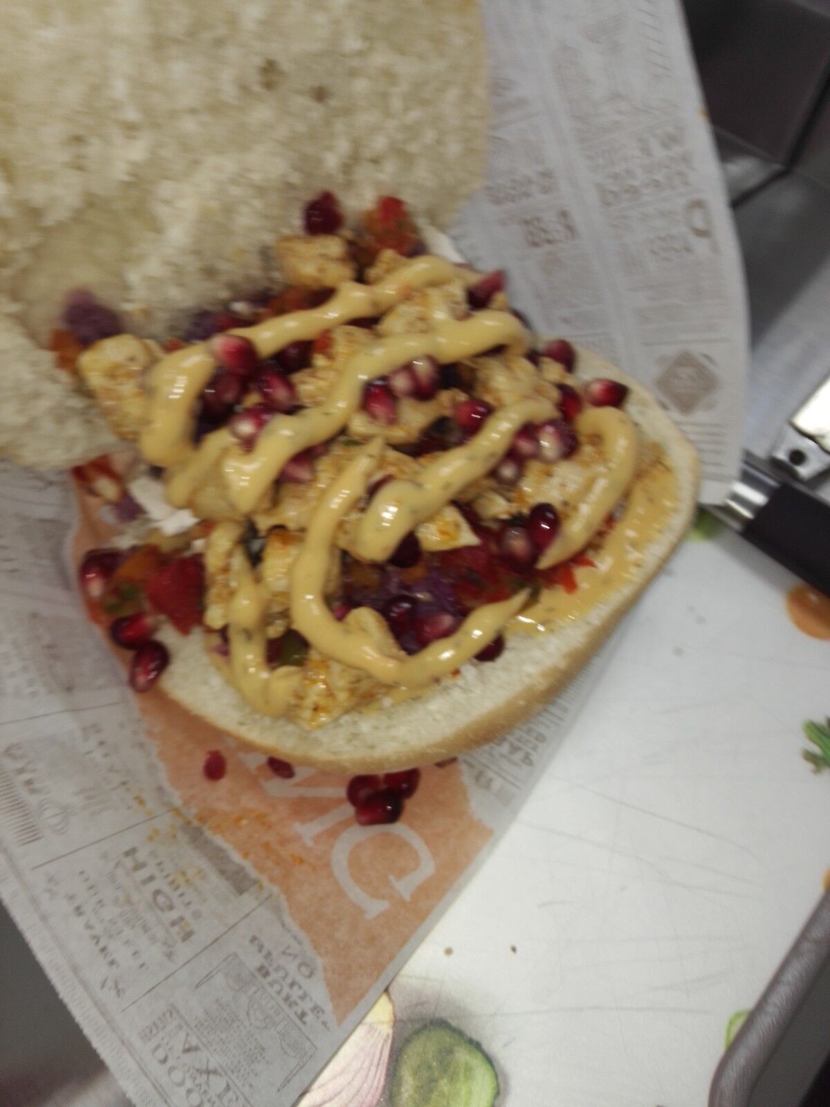 L'équipe de Super Bowl Distri vous propose en plus de ses Pokes Bowl, des délicieux bagnats à composer vous même, celui-ci petit