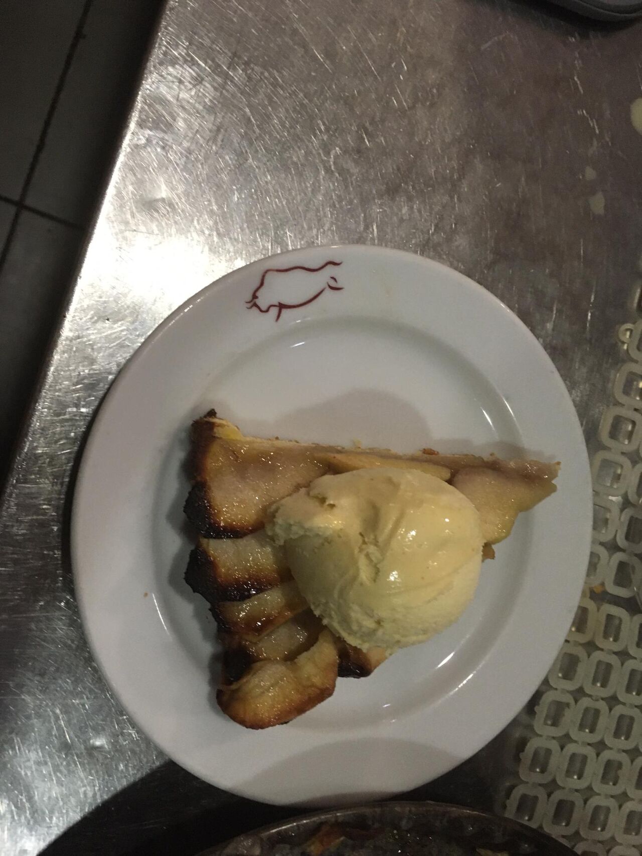 Tarte de maçã com gelado de baunilha