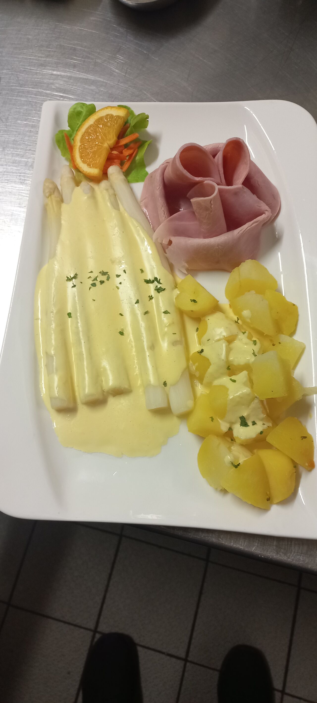 Spargel mit Kochschinken Salzkartoffeln und hollandaise Soße 
