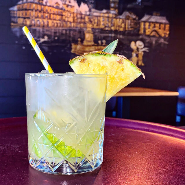 Caïpirinha Ananas :
Un Classique brésilien à base de Cachaça et Cintron vert sublimée par une purée d’ananas frais.