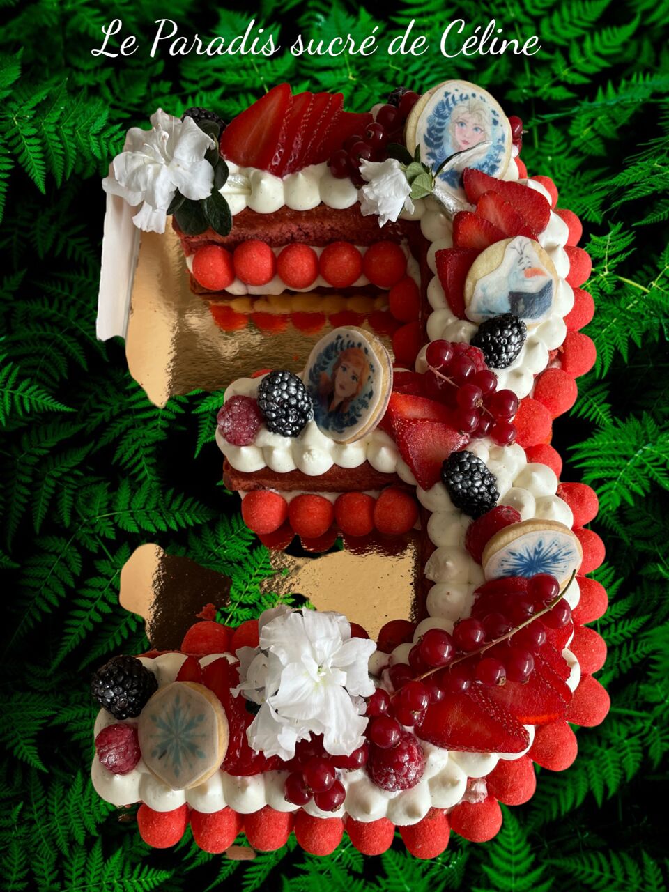 Number cake sur le Thème de la Reine des neiges avec fraises Tagada. une génoise red Velvet , crème de vanille de Tahiti .