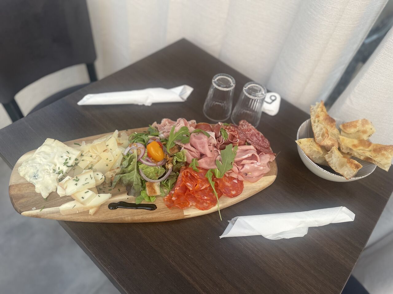 PLANCHE MIXTE: charcuterie et fromages italiens accompagnés de focaccia