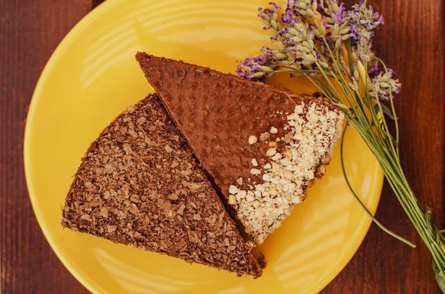 Вафельний торт - вафельні коржі, варене згущене молоко. Варіанти оформлення - з арахісом, і без. 