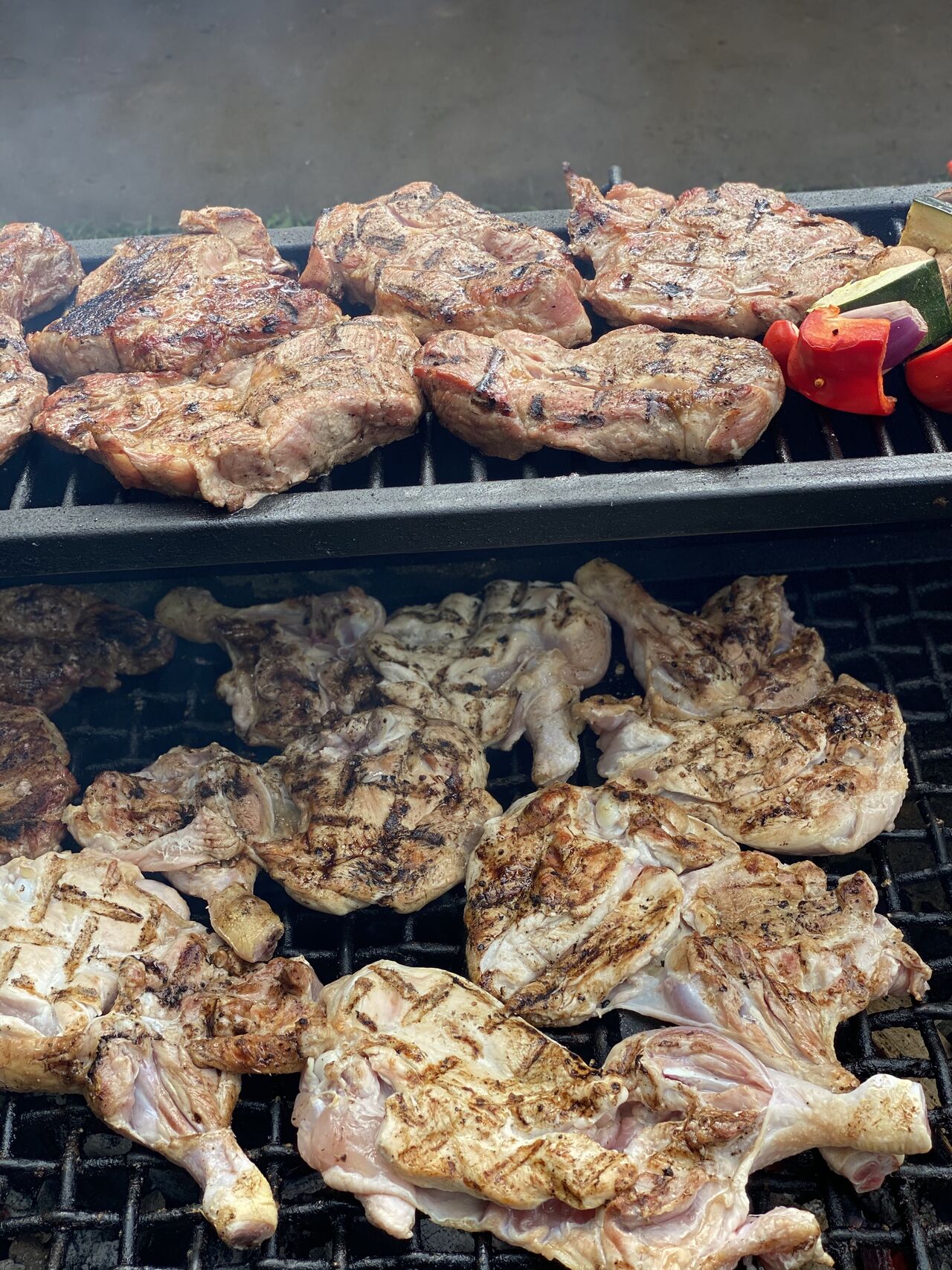 Půlky kuřat a steaky z krkovice