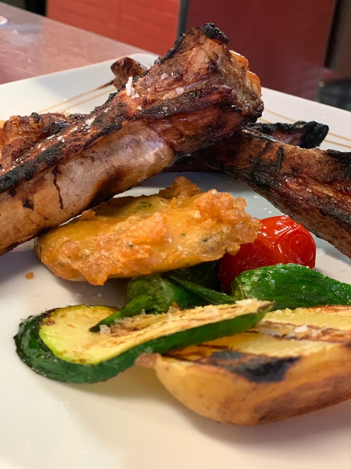 Ternasco al horno con verduras en su jugo