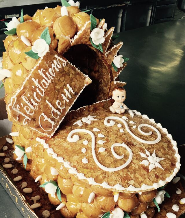 PIÈCE MONTÉE BERCEAU(minimum 20 personnes :60 choux)