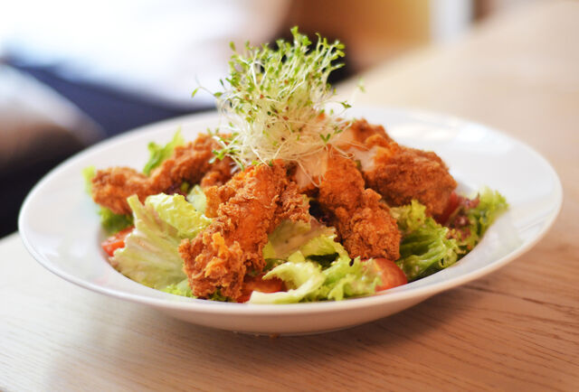 Sałatka z panierowanym kurczakiem i sosem miodowo-musztardowym