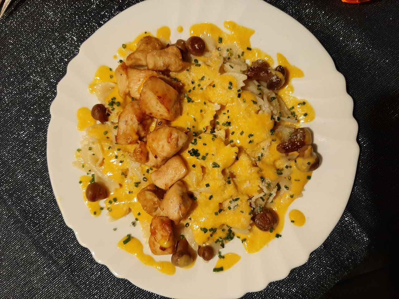 Farfalle, poulet sauté à la sauce poivre rouge 