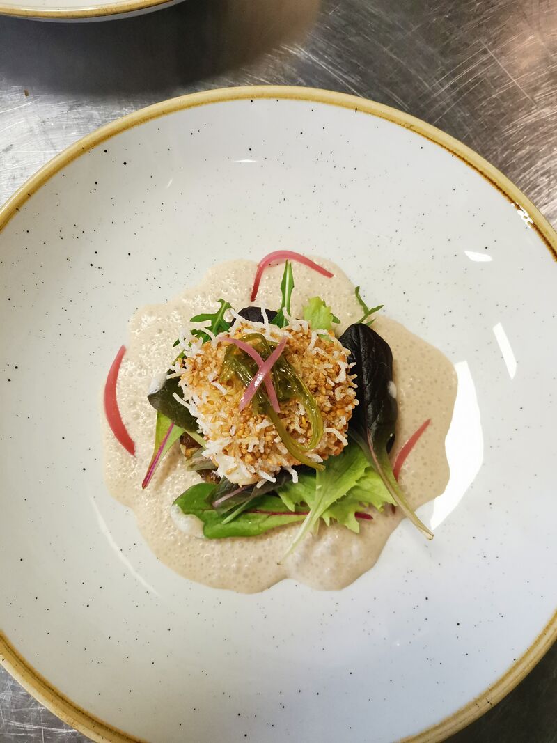 Tartare de thon rouge, œuf frit et sauce coco citronnelle