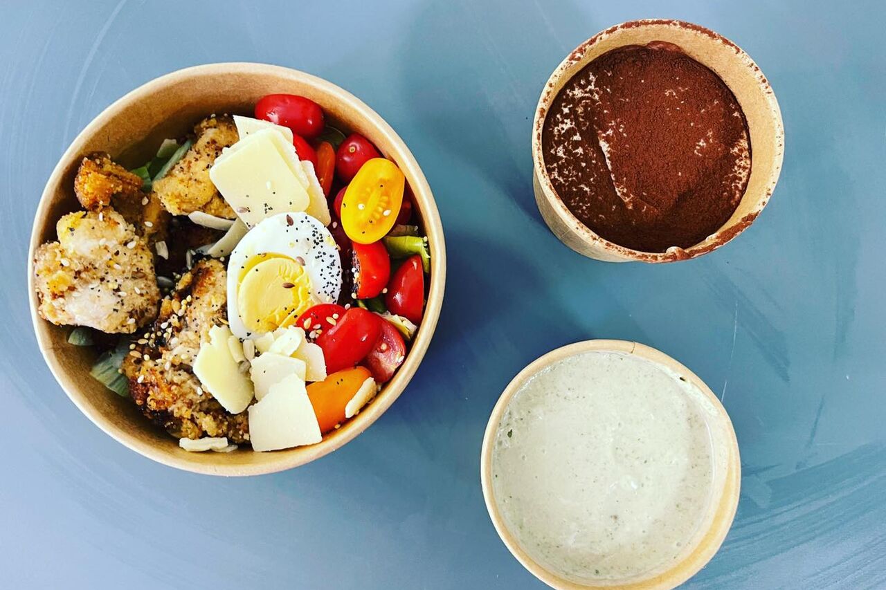 Smoothie Green coco ; Salade César bowl ; Tiramisu caramel beurre salé