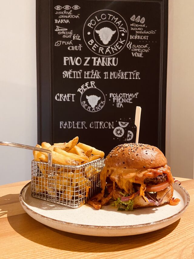 Burger s pivní marinádou, belgické hranolky