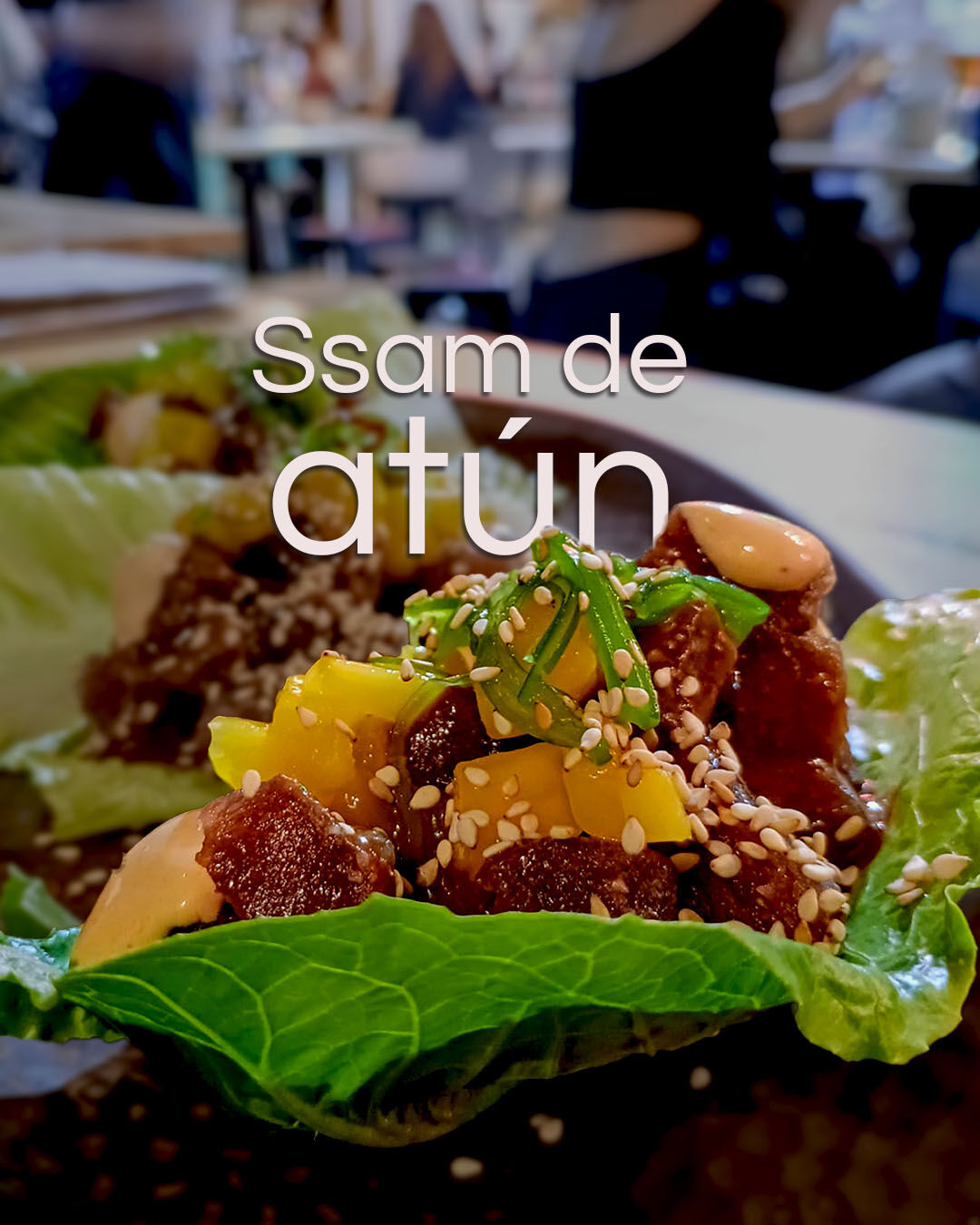 Tacos de atún marinado, alga wakame, mango y sésamo