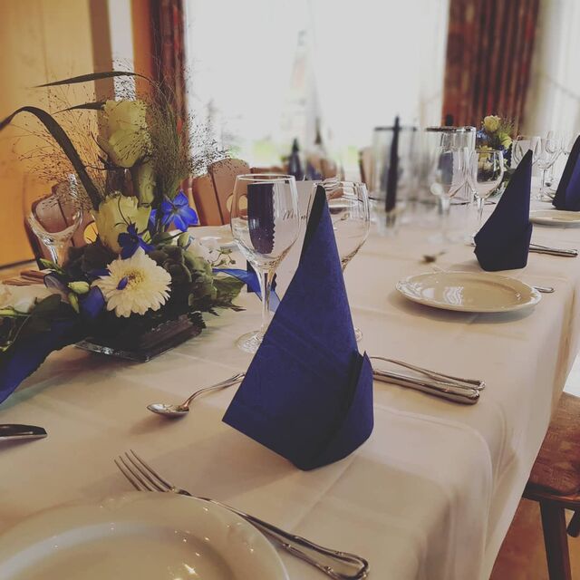 Tafel im kleinen Saal