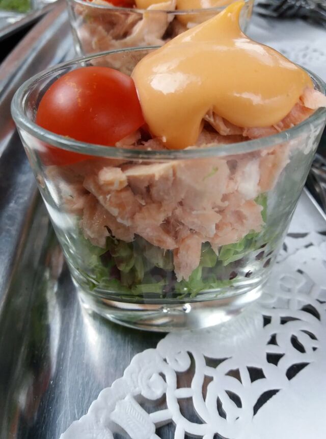 Hapje: zalmslaatje met grijze garnalen 