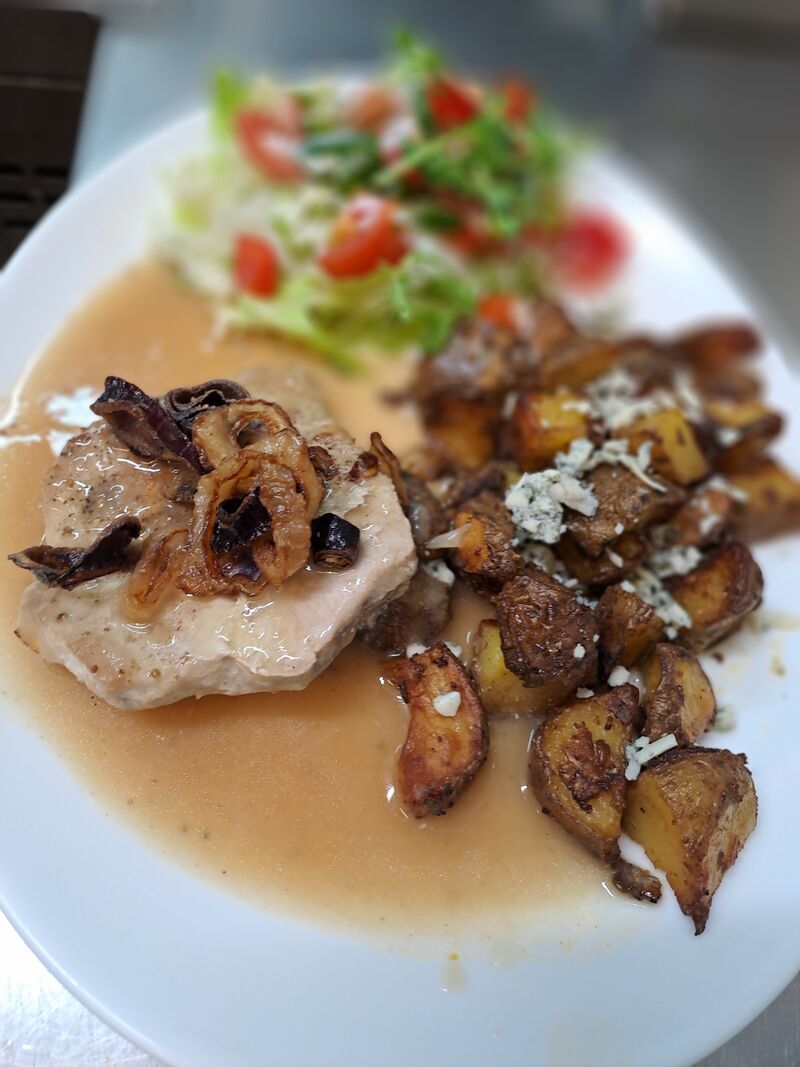 Vepřová přírodní kotletka, česnekové brambory 