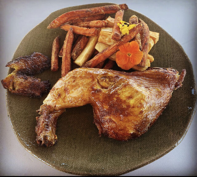 Poulet boucané / frites de manioc et patates douces 