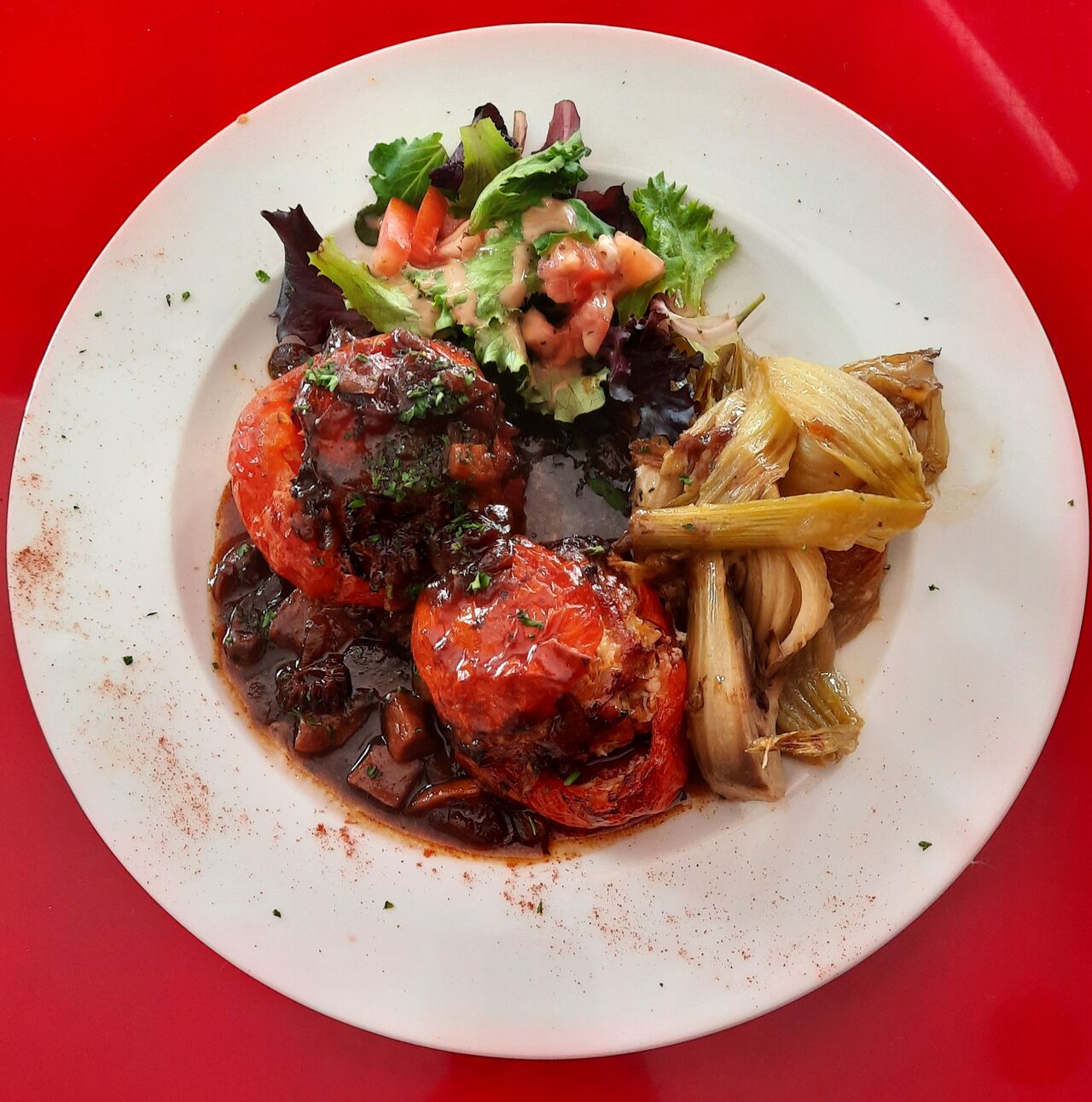 Tomates farcies et fenouil braisé à l'orange .