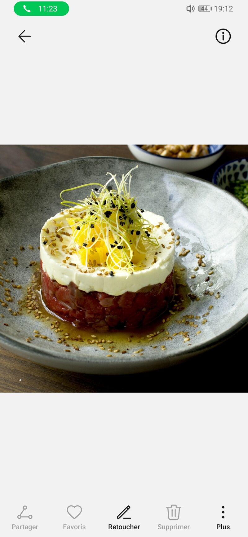 Tartare de bœuf, fromage frais à l'huile de truffe. 
