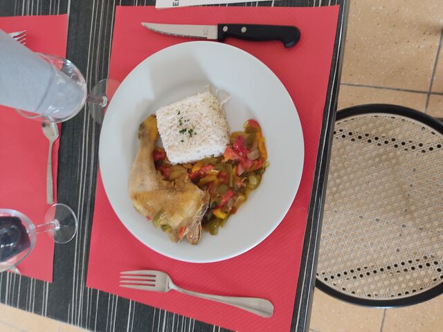 Cuisse de poulet aux poivrons riz